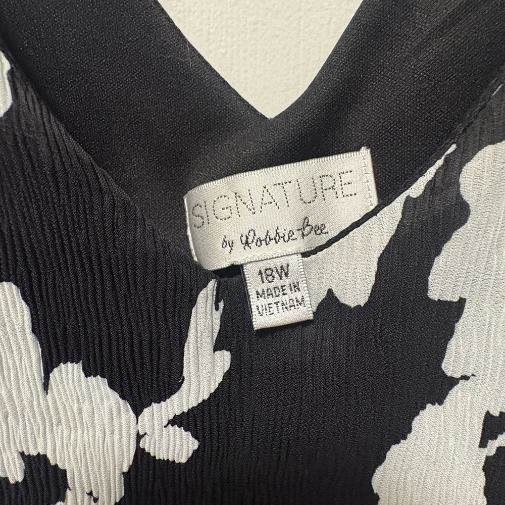 Robbie Bee Black and White Floral V-Neck Top - Picture 3 of 4